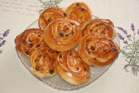 Hefeschnecken mit Quark, Schokotropfen und Nüssen