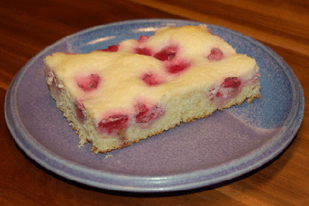 Himbeerkuchen - Schmandkuchen mit Himbeeren auf dem Blech gebacken