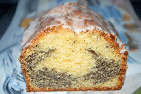 Mohnkuchen mit Mohnbackmischung. Saftiger Kuchen mit Mohn und Zitronen-Zuckerguss