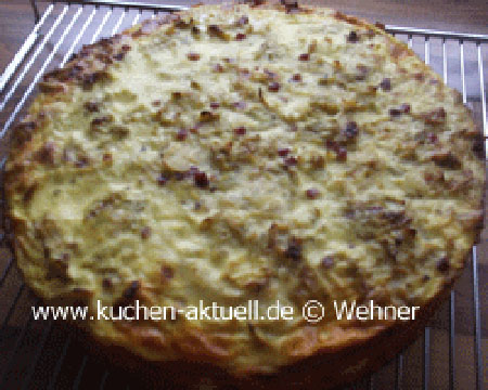 Pikante und hezhafte Kuchen. Kuchenrezept mit Speck, Kohl und Cabanossi