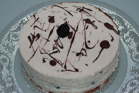 Kleine Torte mit Brombeeren als Geschenkidee: Mini-Törtchen
